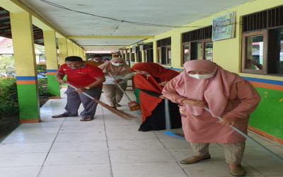 Jelang PTM, PTK MTs Annur Gotong Royong Bersihkan Lingkungan Madrasah